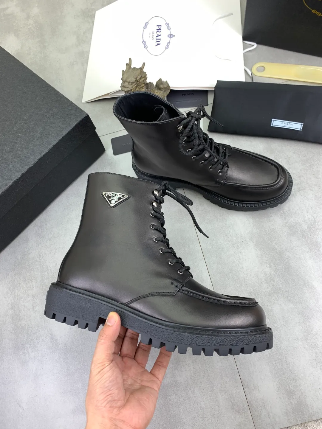 Men's shoes 💰P800 new style 💰 high-top boots 💎💎💎 water-dyed cow lining original order quality PRADA —🆘.Prada original order purchasing, high-end business leather shoes, fabric: imported from Italy calfskin ➕ water-dyed cow lining / cowhide lining ➕ special original foam outsole, fine workmanship, real thing ^_^ Photographed 🎬size: 39-45